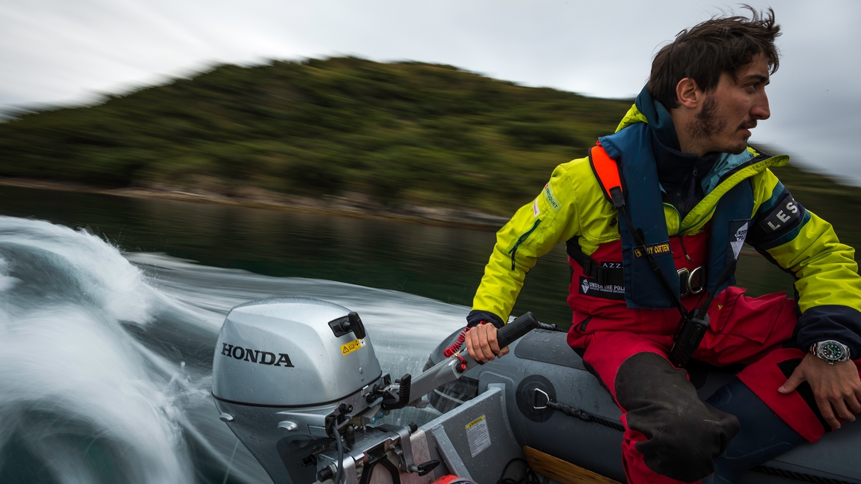 Mann auf einem Honwave-Boot mit Honda BF-Motor.