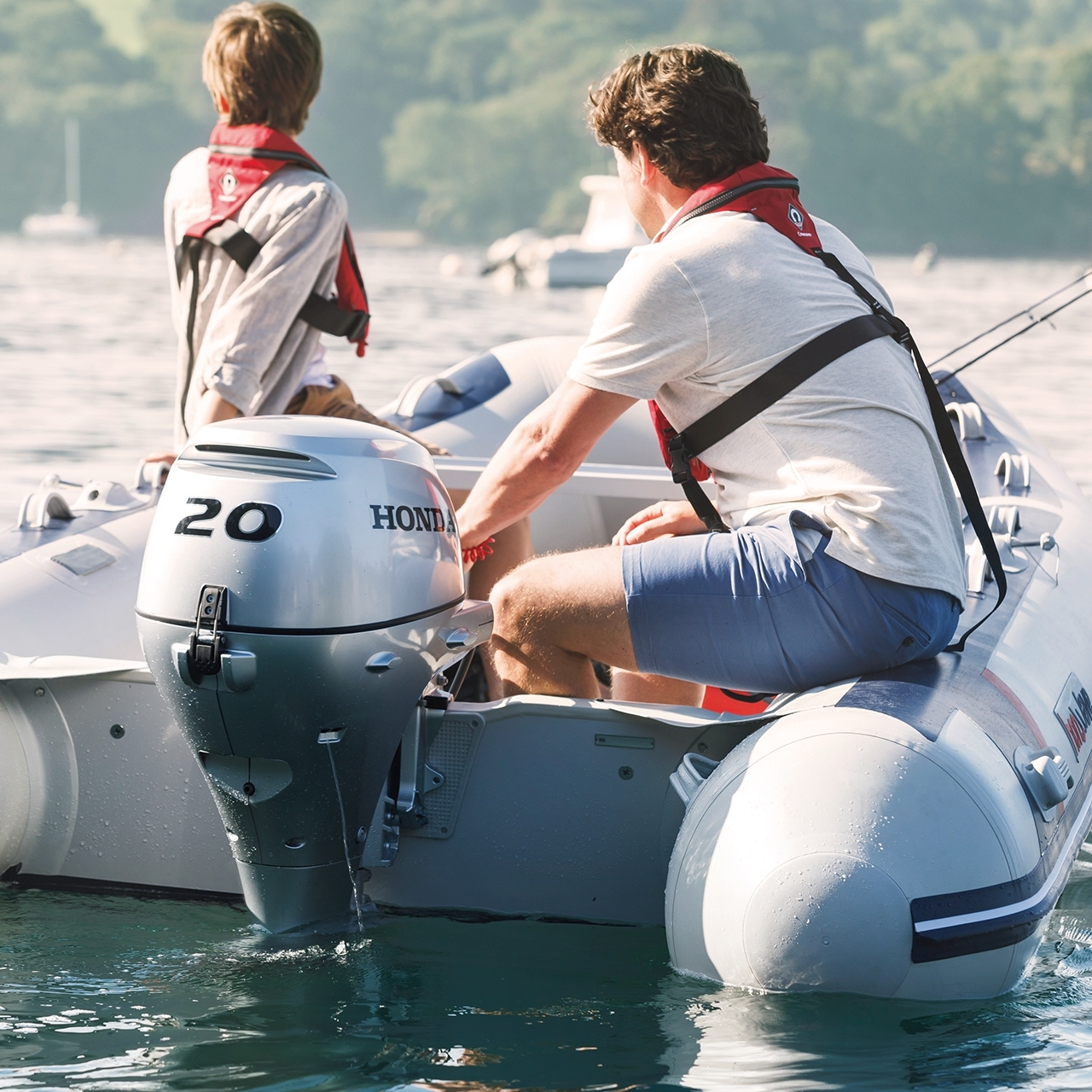 Zwei Männer auf einem Honwave mit BF20-Motor auf einem See.