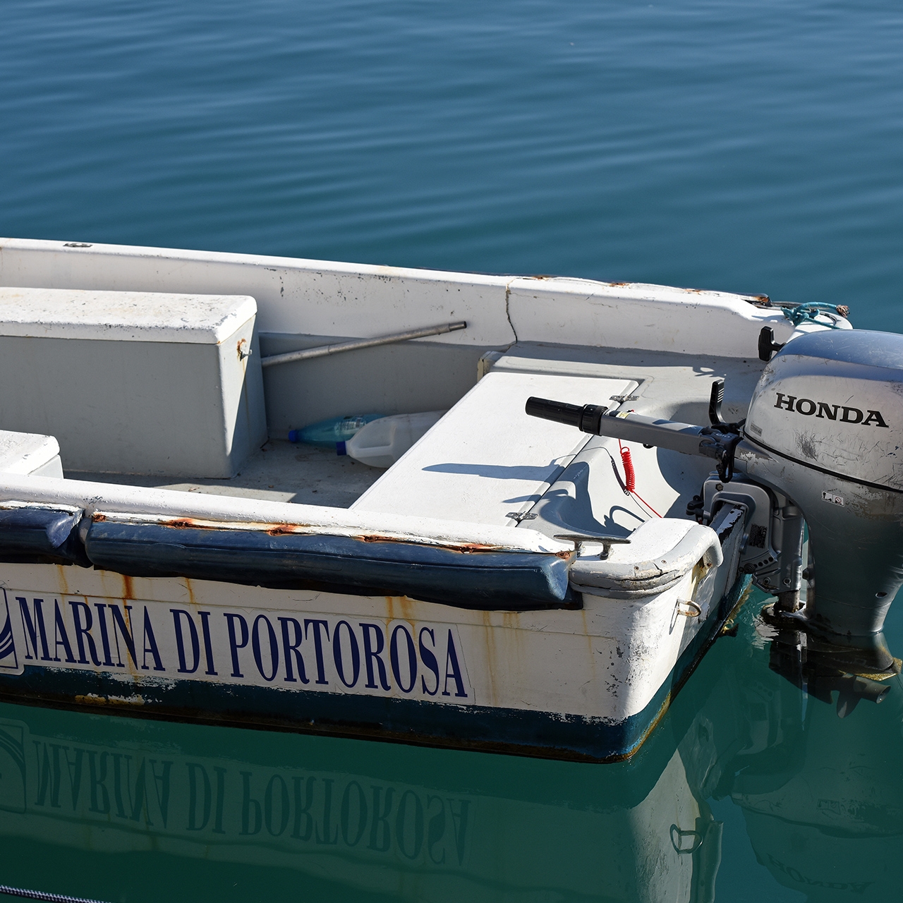 Honda BF15 Motor auf dem Boot im Wasser.