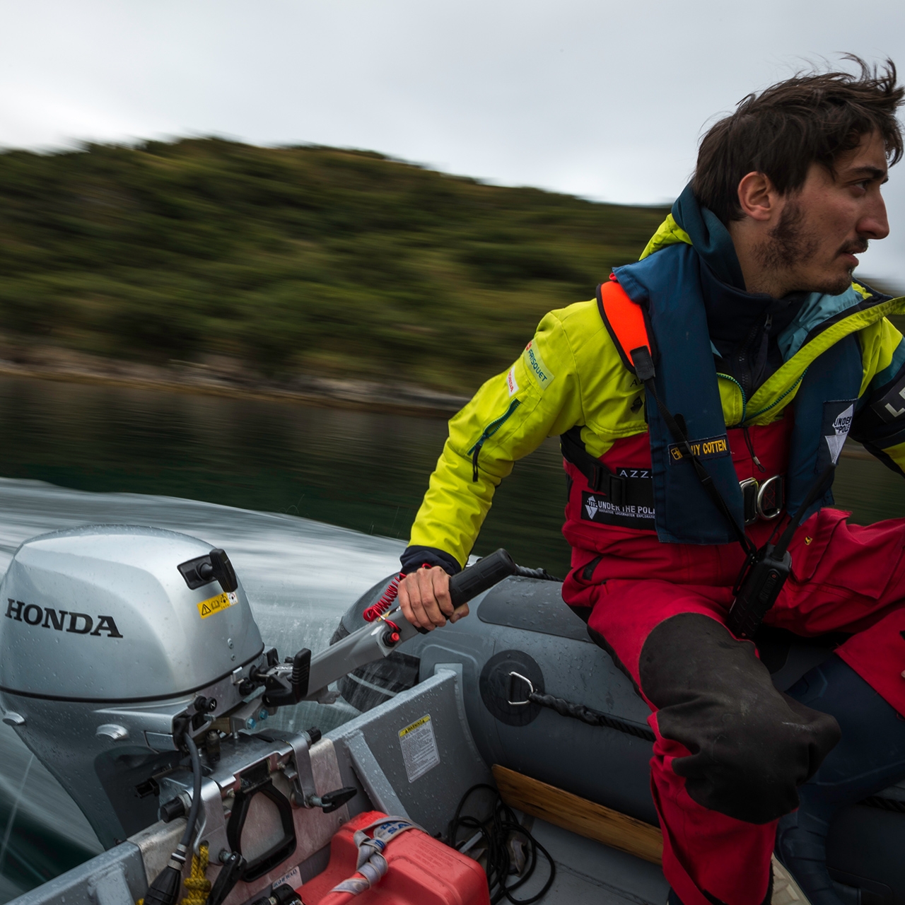 Mann auf einem Honwave-Boot mit Honda BF-Motor.