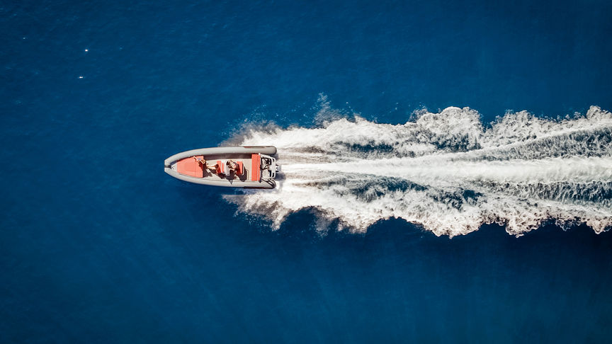 Honda Schlauchboot mit Aussenborder, Aufnahme aus der Vogelperspektive.