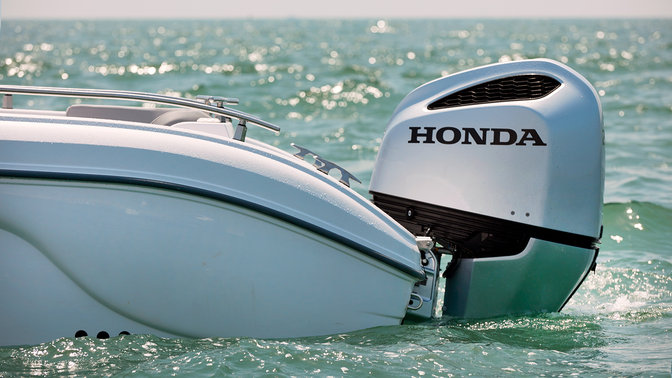 Boot mit Honda Aussenborder, Seitenansicht.