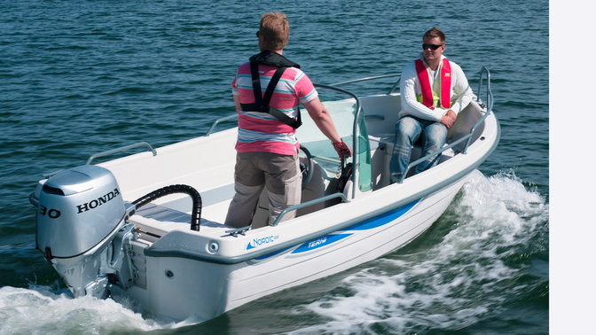 Boot mit Honda Motor, am See