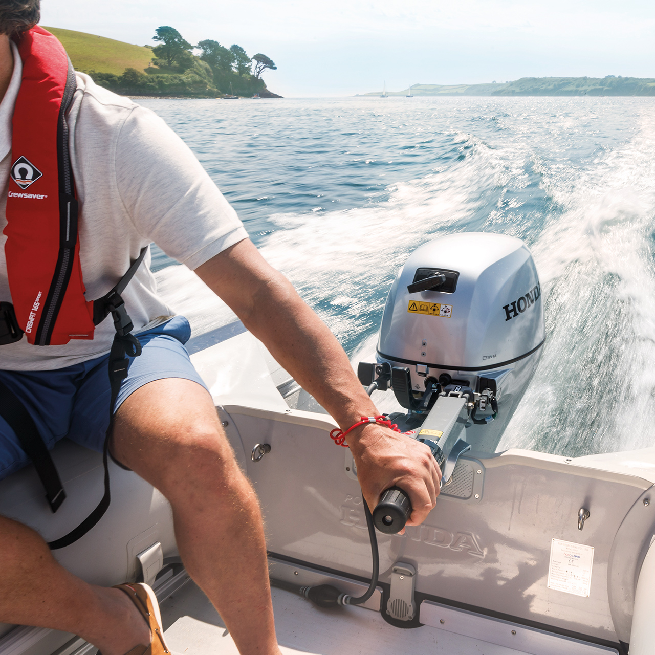 Nahaufnahme eines Honda BF-Motors, der in einem See eingesetzt wird,