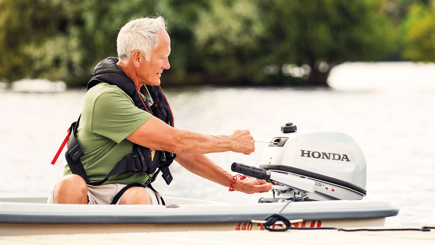 Model auf Boot startet den Motor