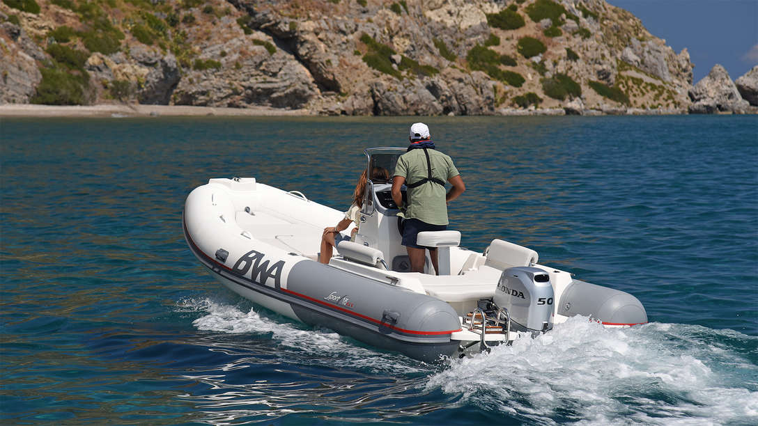Boot mit BF50 Motor, Einsatz nach Modell, an der Küste