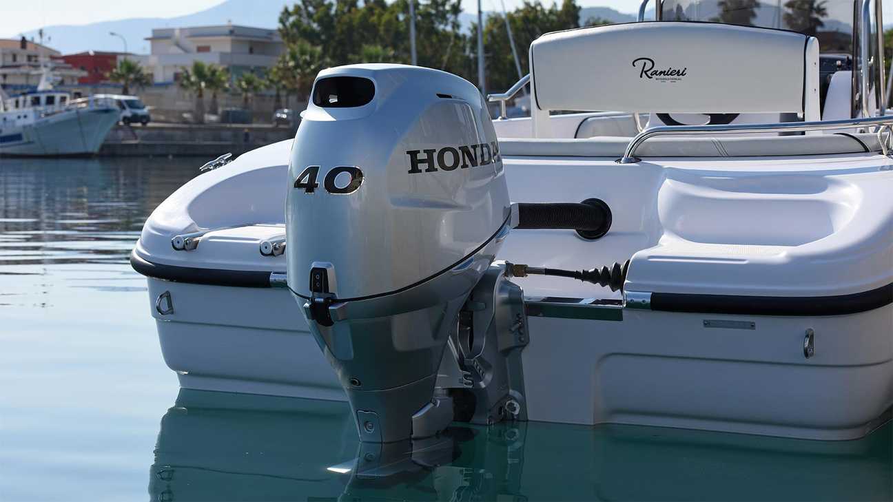 Ein festgemachtes Luxus-Schnellboot mit einem Honda Außenbordmotor BF40