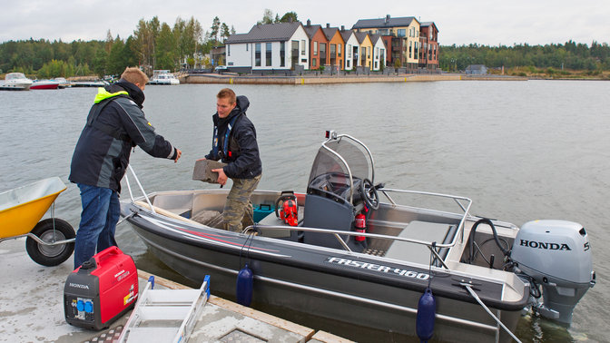 Boot mit BF50-Motor, Einsatz nach Modell, an der Küste