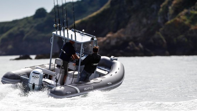 Boot mit BF80 Motor, Einsatz nach Modell, an der Küste