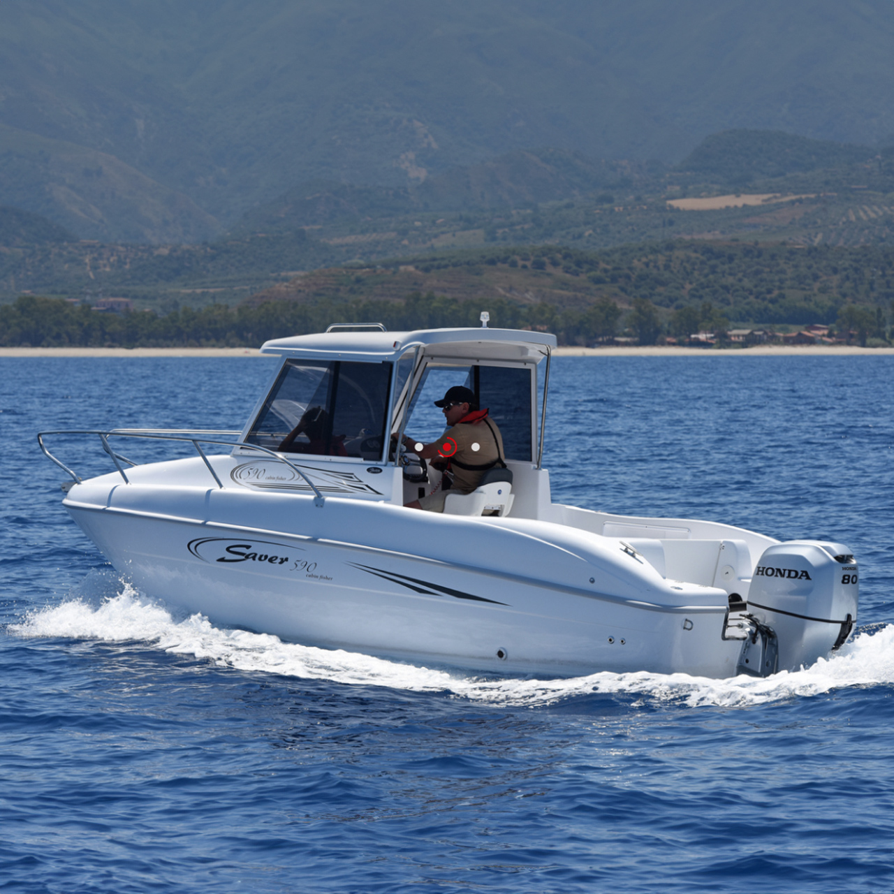 Model auf einem Boot mit BF80-100-Motor in maritimer Umgebung.