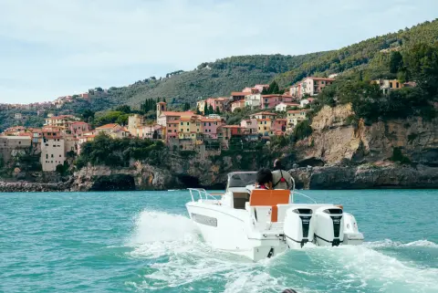 Modelle im hinteren Teil des Bootes auf dem Meer mit dem BF150 L4-Motor.