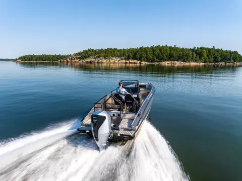 Modelle im hinteren Teil des Bootes auf dem Meer mit dem BF350-Motor.