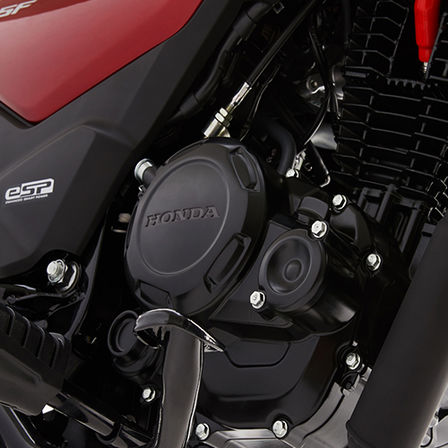 Honda CB125F in Rot, Studioaufnahme, Fokus auf dem Motor