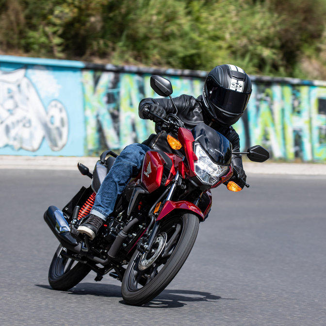 CB125F, Biker auf der Straße