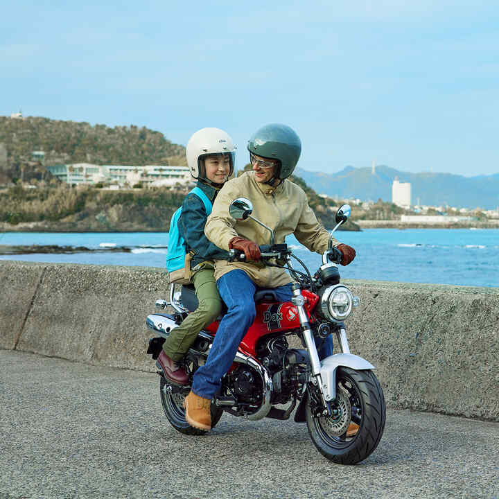 Honda Dax 125 vor einer Küstenlandschaft