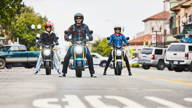 Gruppe von MSX125 Grom-Fahrern in einer Stadt