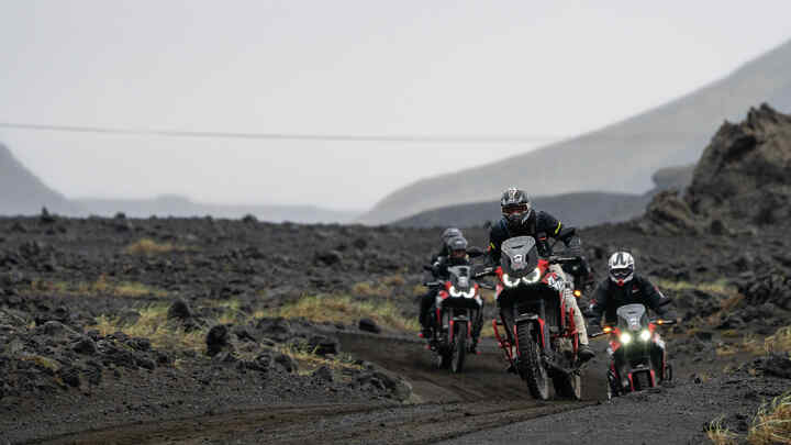 Honda Africa Twin, Heckansicht, im Gelände.