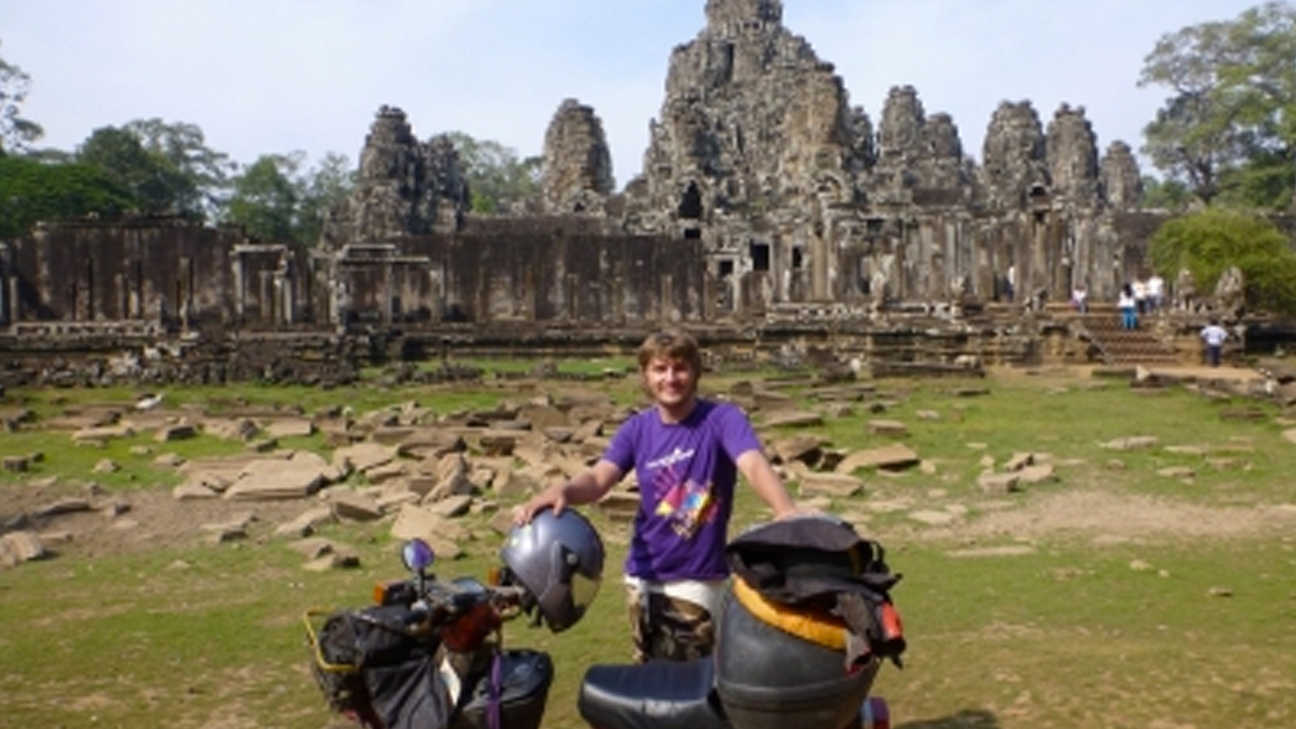 Motorrad vor einer Tempelruine