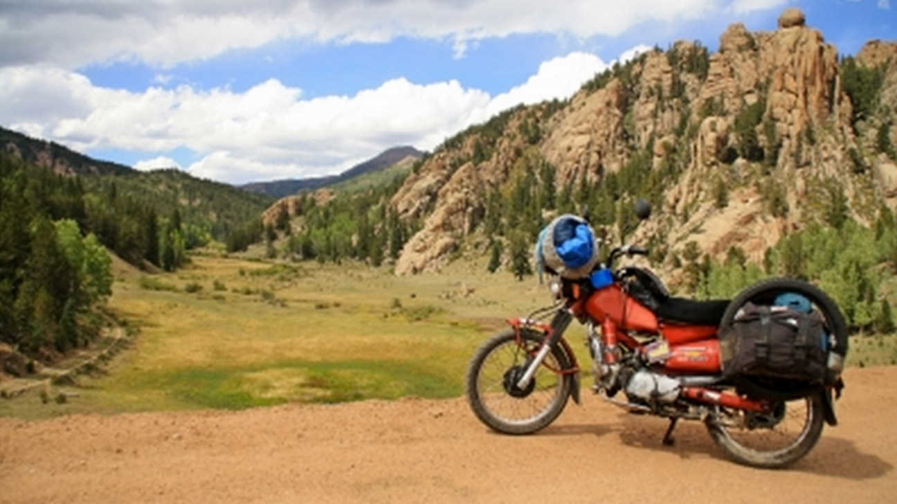 Motorrad vor einem Berg