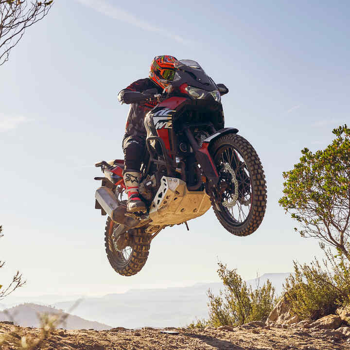 Fahrer auf einer Honda CRF1100L Africa Twin in unwegsamem Gelände