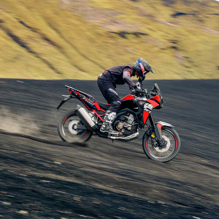 Fahrer auf der CRF1100L Africa Twin im Gelände