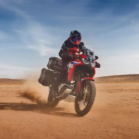 Fahrer auf Honda CRF1100 Africa Twin Adventure Sport in der Wüste.