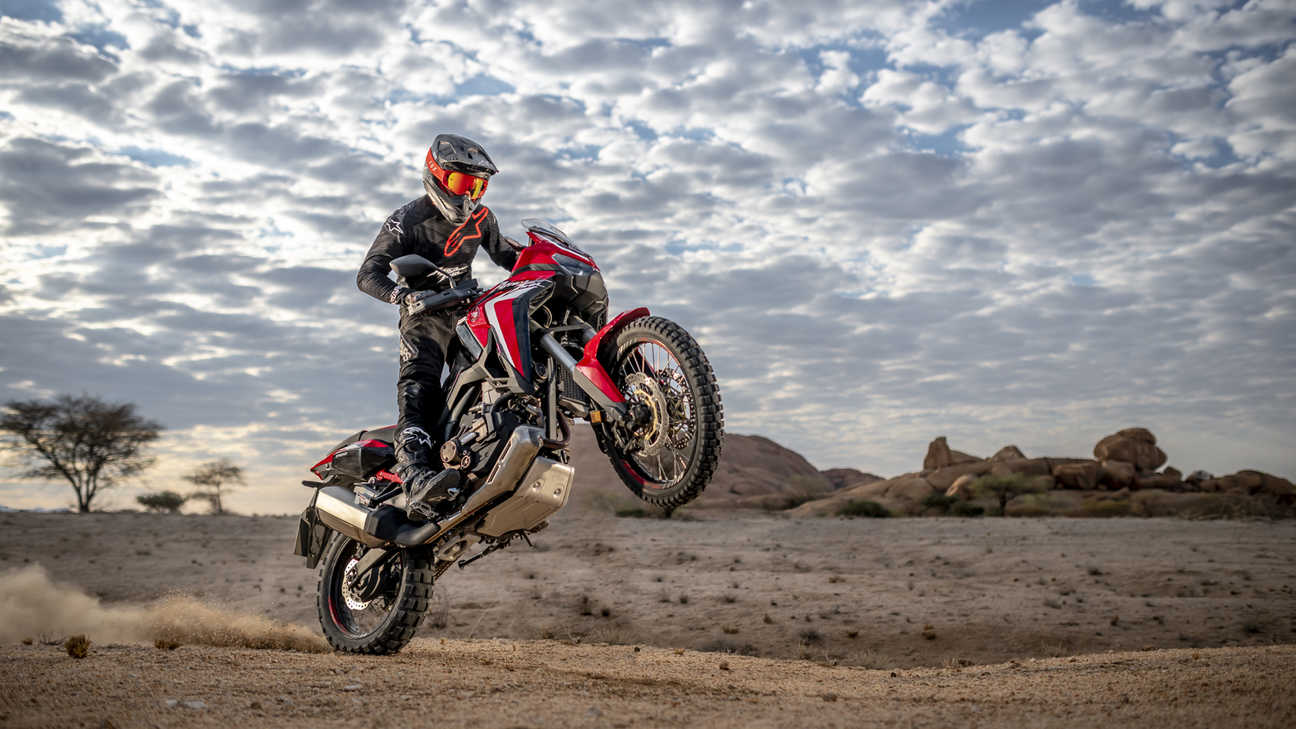Honda Africa Twin, 3/4-Ansicht vorne rechts, Wheelie in Wüstenlandschaft