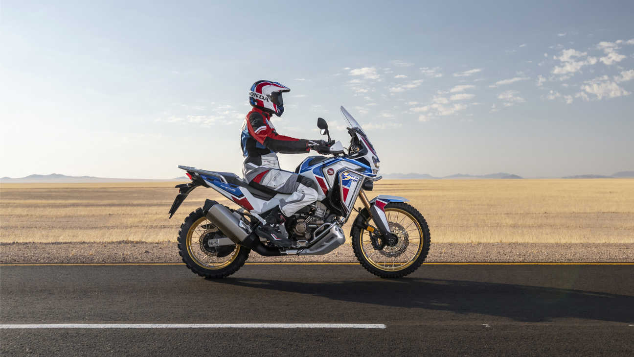 Honda Africa Twin Adventure Sports, auf einer Strasse durch Wüstenlandschaft.
