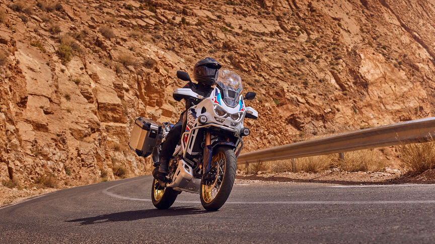 Honda CRF1100 Africa Twin Adventure Sports im Gebirge, 3/4-Frontansicht.