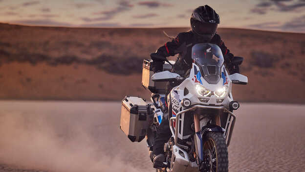 Fahrer auf Honda CRF1100 Africa Twin Adventure Sports in der Wüste.