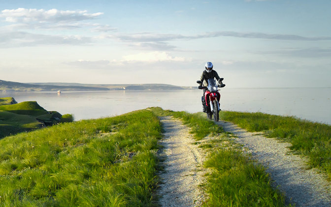 CRF250 Rally, mit Fahrer auf einer Küstenstrasse