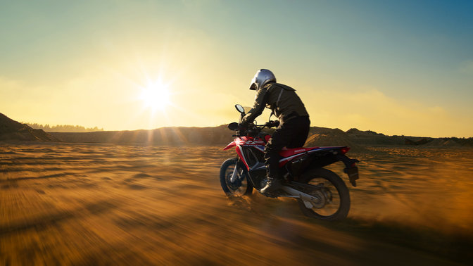 CRF250 Rally, 3/4-Ansicht, linke Seite, mit Fahrer