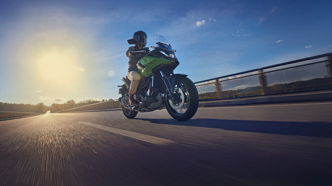 NC750X-Motorrad mit Modell auf einer Straße.