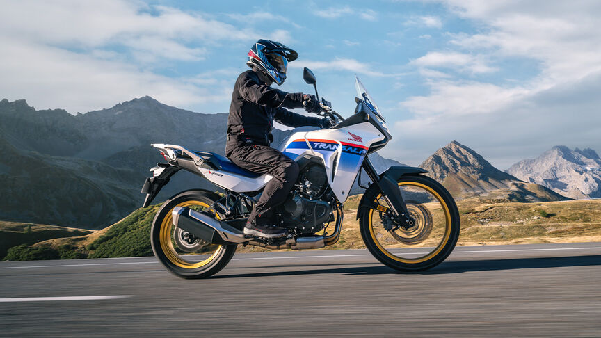 XL750 Transalp auf einer Gebirgsstraße.