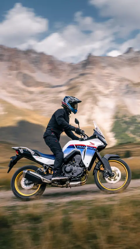 XL750 Transalp mit Fahrer im Gebirge.