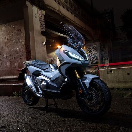 Abgestellter X-ADV, 3/4-Frontansicht mit Fahrer