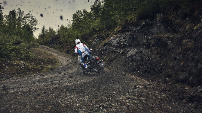 X-ADV beim Abbiegen auf einem Feldweg