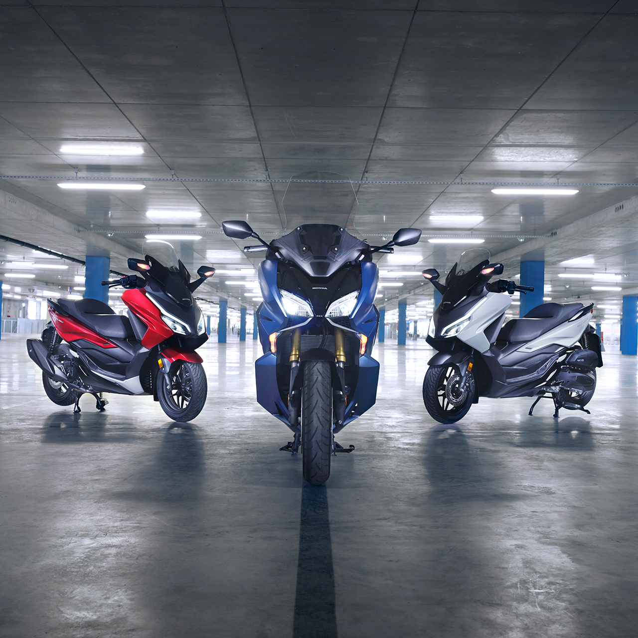 Honda Forza-Familie auf einem Parkplatz