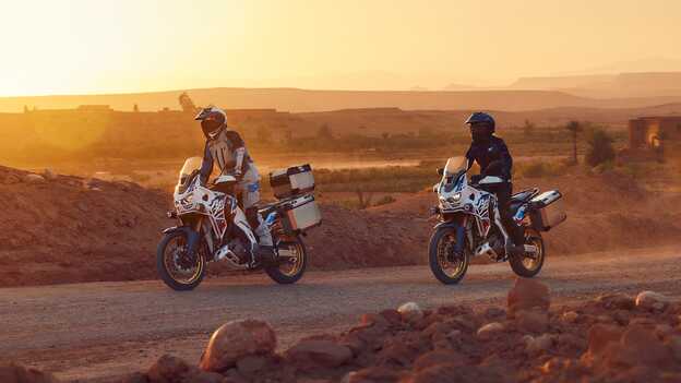 Africa Twin Adventure Sports auf einer unbefestigten Strecke