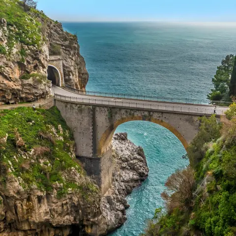 Die Bogenbrücke am Fiordo di Furore an der Amalfiküste, Italien, an einem sonnigen Tag
