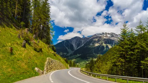 Gebirgsstraße in den Alpen, Klosters-Serneus, Davos, Graubünden, Schweiz