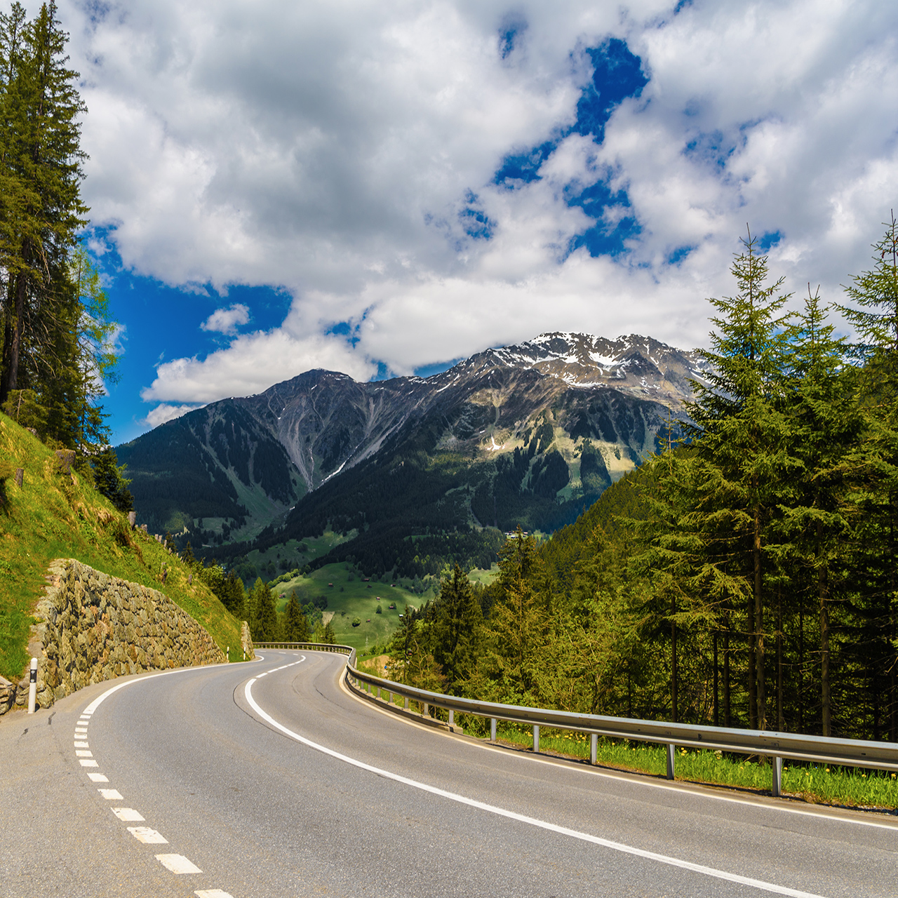 Gebirgsstraße in den Alpen, Klosters-Serneus, Davos, Graubünden, Schweiz