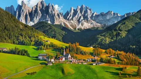 Der bekannte Alpenort Santa Maddalena mit den atemberaubenden Dolomiten im Hintergrund, Val di Funes, Trentino-Südtirol, Italien