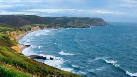 Die Bucht von Ecalgrain in Frankreich am Abend