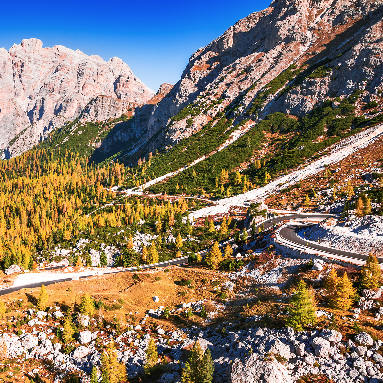 Passo Valparola, Italien. Blick auf Serpentinen in Tirol, Dolomiten. Blick vom Passo di Valparola auf den Cima Cunturines (3.064 m) im Herbst bei Cortina d'Ampezzo, Belluno in Italien