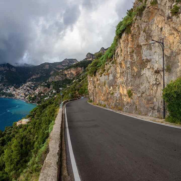 Malerische Straße über felsigen Klippen und Berglandschaft am Tyrrhenischen Meer. Amalfiküste, Positano, Italien. Abenteuerreisen. Panoramaansicht