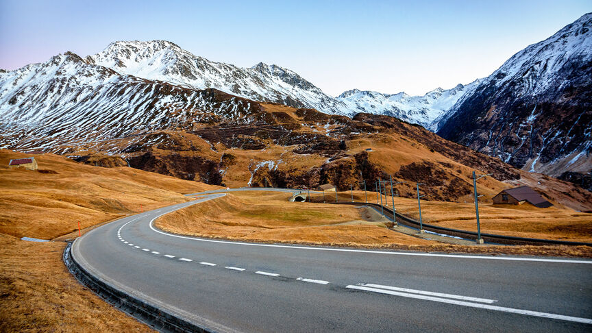 Straße entlang der Schweizer Alpen in Andermatt