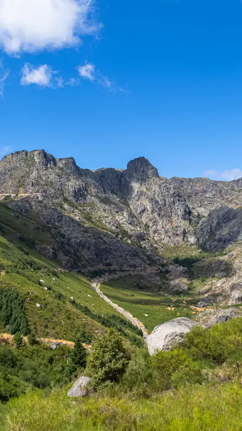 Drohnenaufnahme der atemberaubenden und weltberühmten Atlantikstraße in Norwegen.