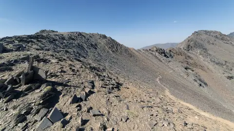 Atemberaubender Blick auf die Maloja-Passstraße im Herbst. Bunte Herbstszene in den Schweizer Alpen. Ort: Malojapass, Engadin, Kanton Graubünden, Schweiz, Europa