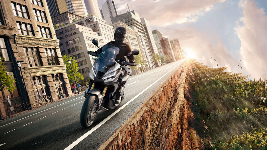 X-ADV am Straßenrand